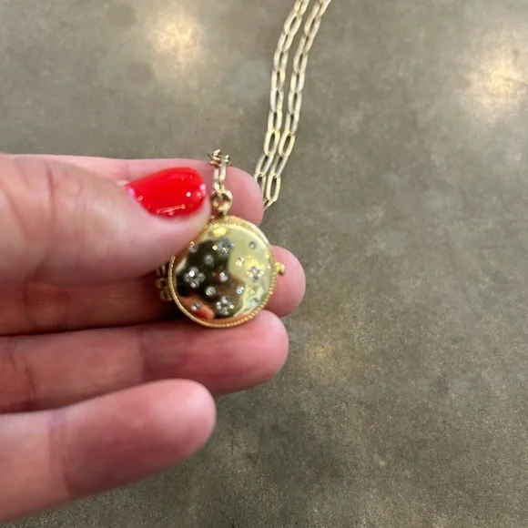 Elegant Gold Pendant locket Necklace. - Picture 3 of 7